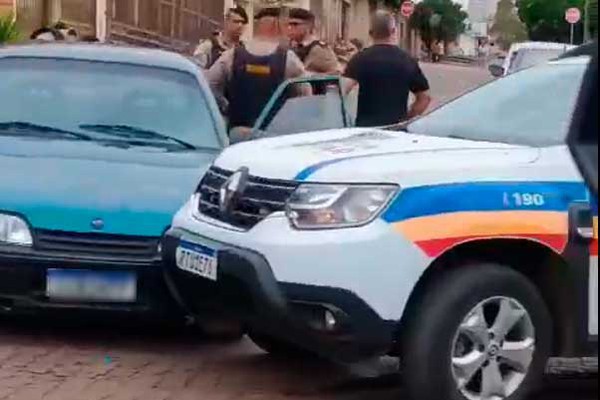 Motorista fica nervoso ao ser parado na contramão e acaba batendo em viatura da polícia