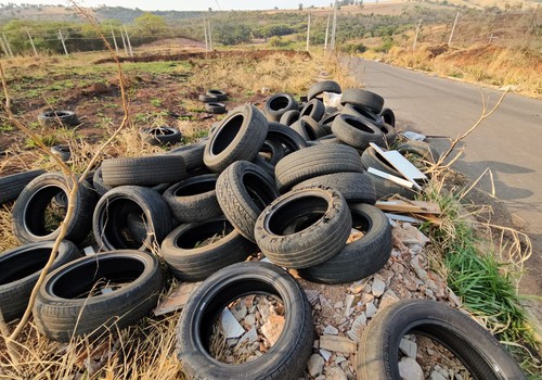 Montanha de pneus, lixo, entulho e até ossadas de animais poluem bairro de Patos de Minas