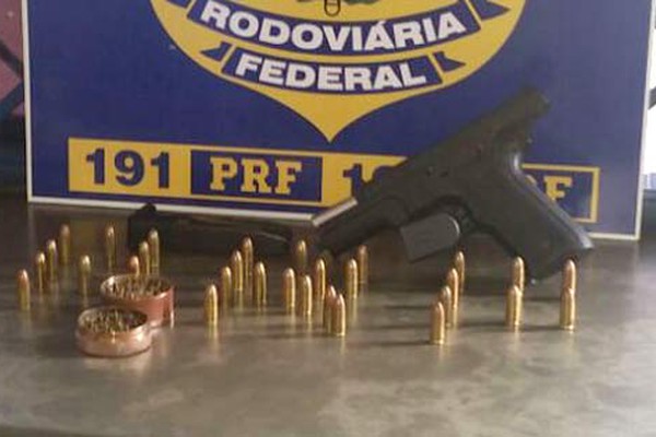 PRF apreende pistola turca com diversas munições em abordagem a ônibus na BR365