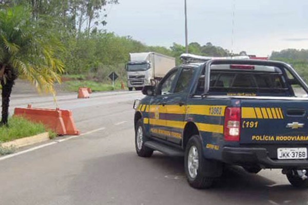 Bandidos assaltam ônibus com 37 pessoas na BR365, disparam e levam pertences  