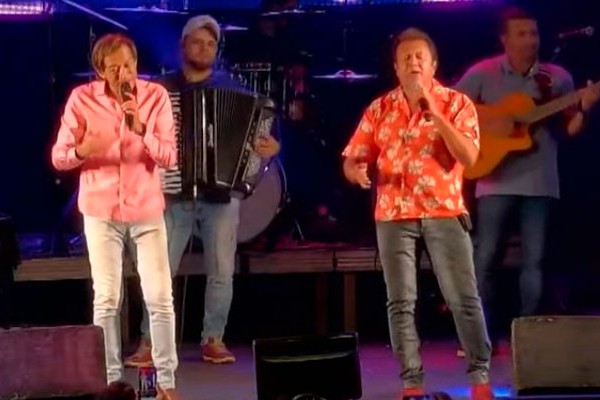 Chico Amado e Xodó cantam "Telefone no ar" e brincam que vão gravar próximo DVD aqui; veja ao vivo