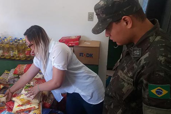 Tiro de Guerra faz comemoração solidária do Dia do Soldado e arrecada toneladas de produtos