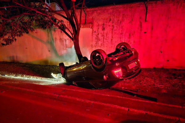 Motorista capota na avenida JK e vai embora deixando o veículo para trás com as quatro rodas para cima