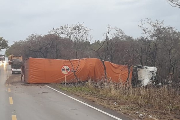 Motorista perde controle durante chuva e tomba carreta na MG 410, em Presidente Olegário