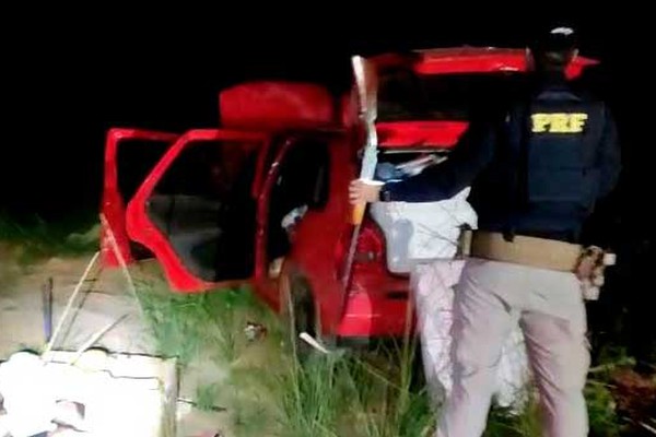 PRF apreende espingarda após disparar no pneu de carro em fuga pela BR 365; veja o vídeo