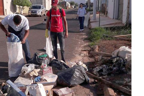 Moradores do Limoeiro dão exemplo e realizam mutirão de limpeza contra o Aedes Aegypti