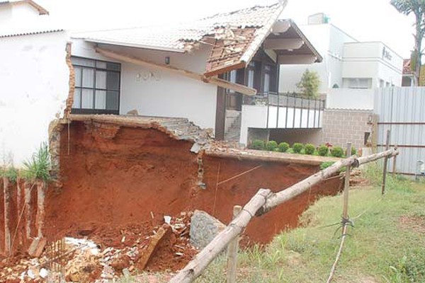 Parte de mansão em área nobre de Patos de Minas desaba: obra ao lado é a provável causa