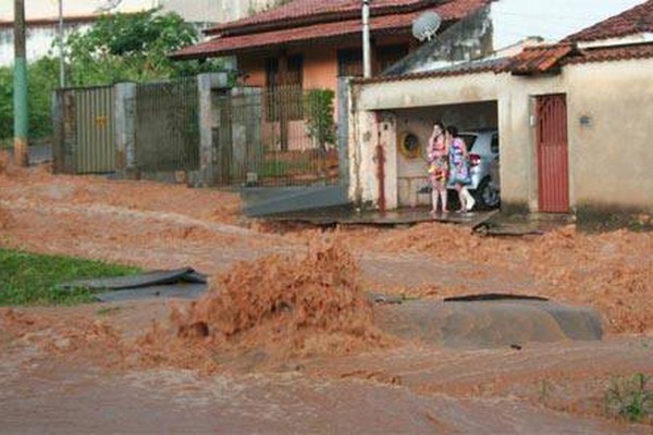 Imagens feitas por internautas do Patos Hoje mostram a força do temporal