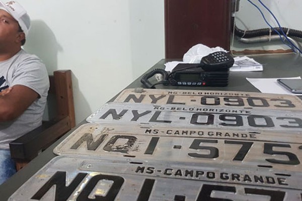 Motorista é preso pela PRF com motor de carro roubado, rádio comunicador e várias placas