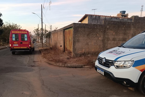 Homem é baleado em frente a própria residência e Polícia Militar procura autor, em Patrocínio