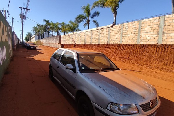 Obra transforma rua em estrada rural e moradores se revoltam em Patos de Minas