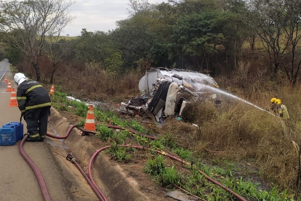 Motorista morre em acidente com caminhão de transporte de combustível na BR 365