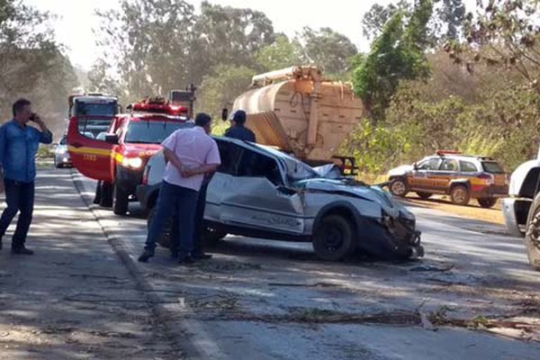 Eucalipto cai sobre Fiat Uno que transitava pela BR 354 e mata ocupante do carro