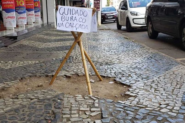 Após acidentes, comerciante sinaliza buraco em calçada da Major Gote e cobra providências