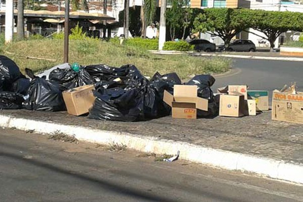 Horário de coleta de lixo não é respeitado e Patos de Minas fica mais suja a cada dia