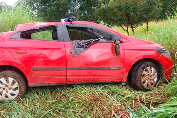 Motorista perde controle da direção na BR 354, carro capota fora da pista e passageira fica ferida