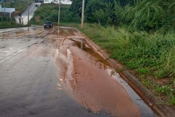 Bueiros são instalados em locais errados e moradores do Laranjeiras cobram providência