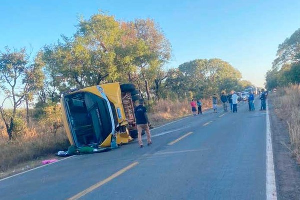 Ônibus que trazia doadores de sangue para Patos de Minas bate em anta e tomba na MG 410