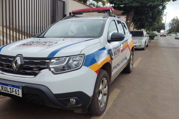 Homem é preso por perseguir e ameaçar companheira da noite até o dia em Patos de Minas