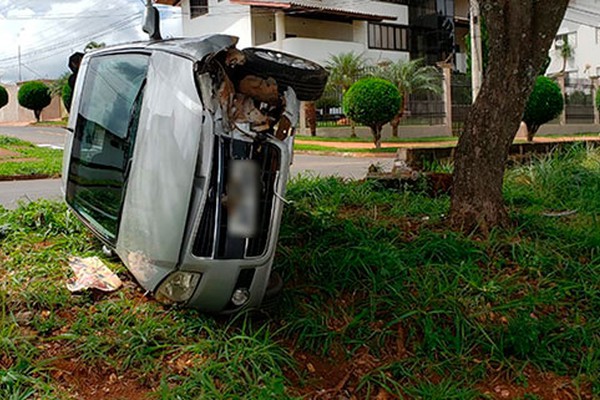 Motorista de 70 anos perde o controle da direção  e vai parar no canteiro da avenida Continental