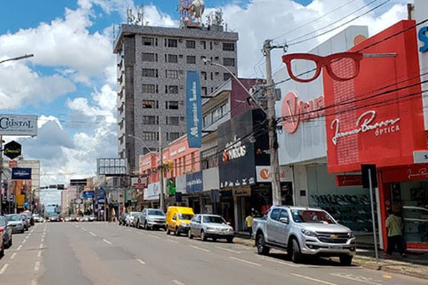 Lojistas com placas que avançam pela rua são surpreendidos com notificação da Prefeitura