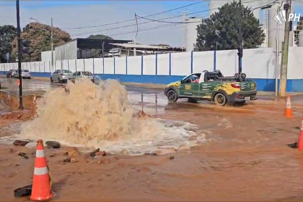 Enquanto boa parte da cidade sofre de torneiras vazias, água jorra em obra da Copasa