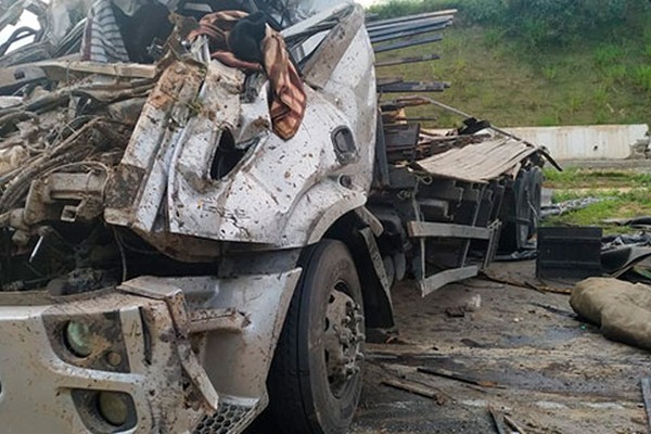 Motorista é levado de helicóptero para hospital depois de capotar caminhão e ficar inconsciente na BR146 em Serra do Salitre