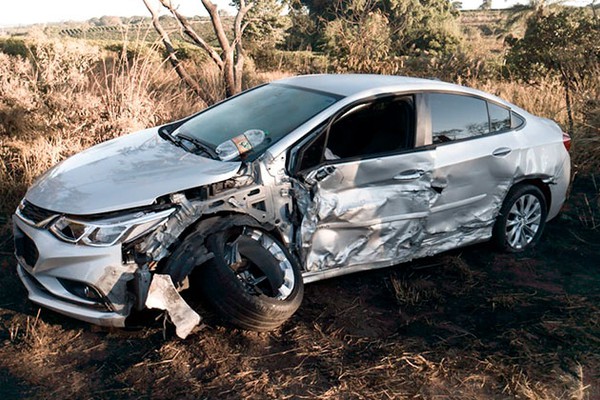 Colisão após defeito deixa carros destruídos, mas ocupantes se salvam sem ferimentos