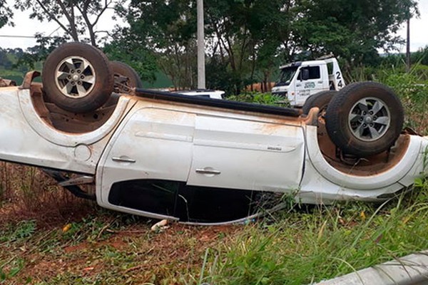 Motorista perde controle e caminhonete capota após subir no guard rail e bater em radar na MG230