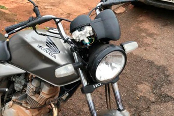 Motorista com sinais de embriaguez bate em carro estacionado, faz manobra e derruba moto