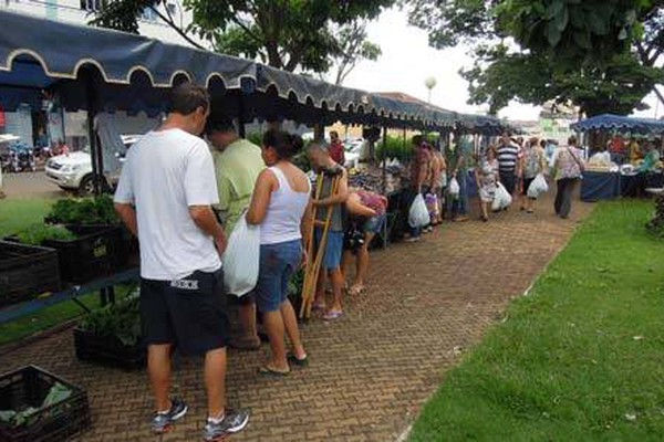 Instalação de Feira Livre em cima da Praça Ibraim Pereira gera polêmica