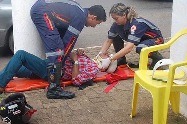 Motorista não percebe aproximação e motociclista sem habilitação fica ferido no centro