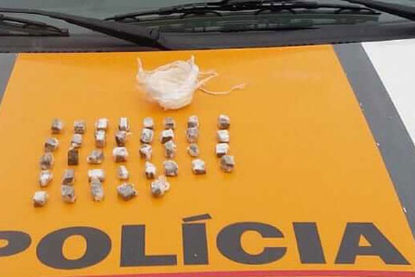 Homem é preso com carro roubado e dezenas de buchas de maconha após briga em rodovia