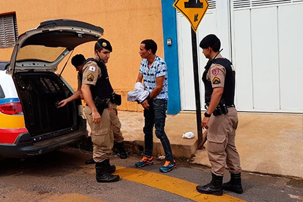 Homem é preso ao ser flagrado fazendo ameaças com um facão e danifica viatura da Polícia