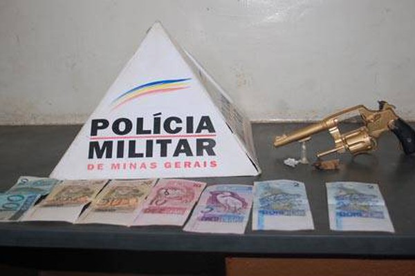 PM aborda dupla no Santa Terezinha e encontra droga e arma pintada de dourado