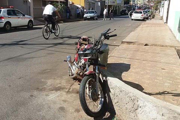 Motociclista é conduzido para a Delegacia depois de avançar parada obrigatória e provocar acidente