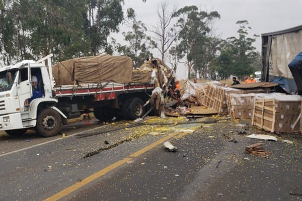 Após ser liberada de acidente com 12 mortos, batida entre dois caminhões fecha a BR 365 de novo