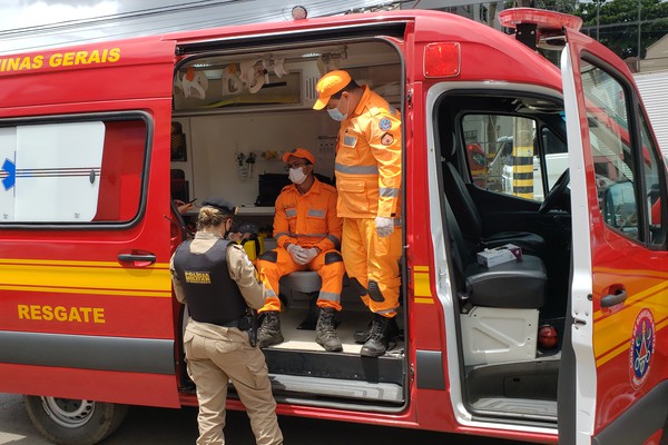 Garoto de 12 anos fica ferido ao ser atropelado por motociclista no centro de Patos de Minas