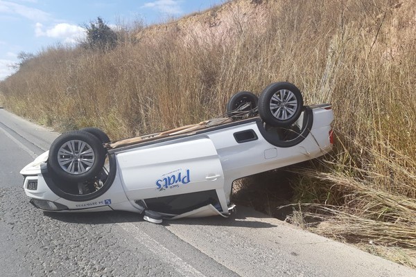 Motorista capota veículo ao tentar desviar de buracos e romeiros na BR 365