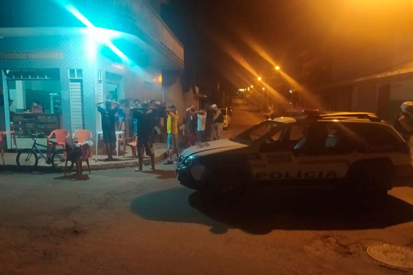 Após denúncia, PM aborda e prende homem com arma de fogo dentro de bar em Presidente Olegário