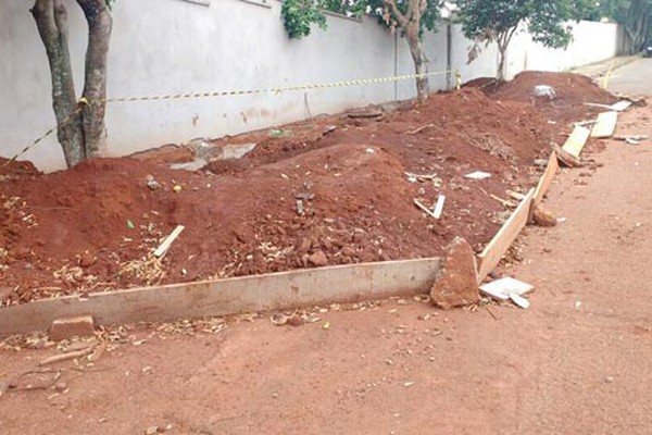 Moradores pedem solução para sujeira de obra de creche abandonada no Nova Floresta