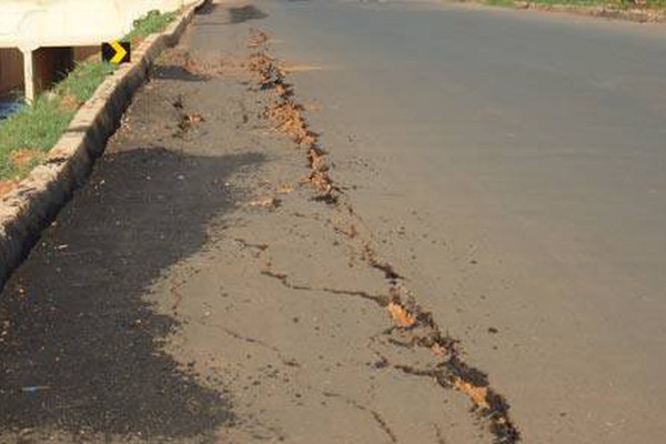 Obras e estragos na avenida Fátima Porto exigem atenção dos motoristas