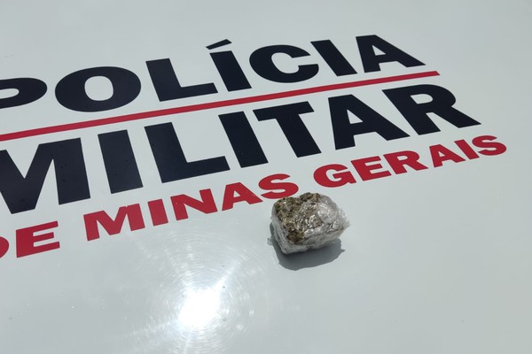 Adolescentes são flagradas fumando maconha em frente a escola e vão parar na delegacia em Patos de Minas