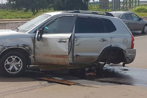 Veículo fica sem a roda ao bater violentamente em caminhonete na avenida JK