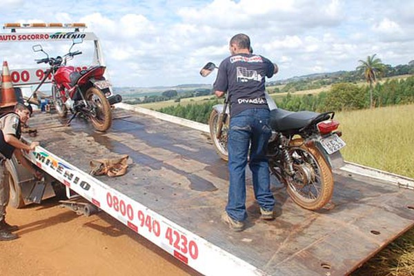 Ladrões invadem chácara, se deparam com dono e fogem deixando motos e alguns objetos