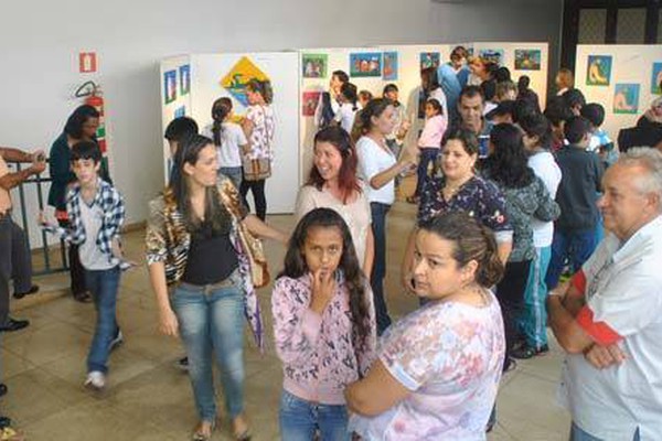 Alunos da Escola Normal surpreendem com exposição de obras no Teatro Municipal