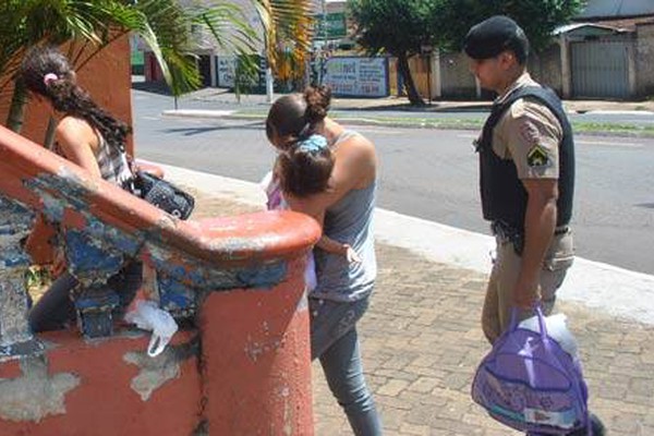 Mulher usa bolsa da filha para esconder roupas furtadas em lojas da cidade