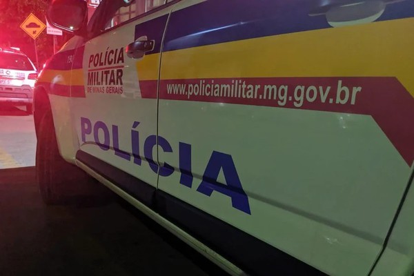 Homem é preso por perturbação e usurpação de função ao fazer rondas em bicicleta elétrica em Patrocínio