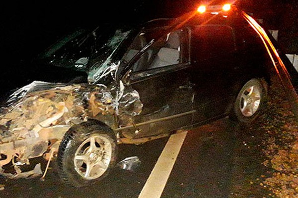 Batida frontal entre carro e caminhonete na MG 230 em Rio Paranaíba deixa 3 pessoas feridas