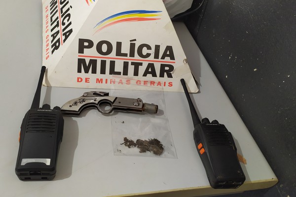 Adolescente é apreendido com rádios-comunicadores e canivete em forma de arma de fogo